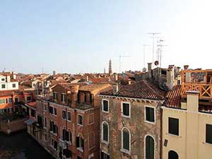 Vista canal y techos en Venecia